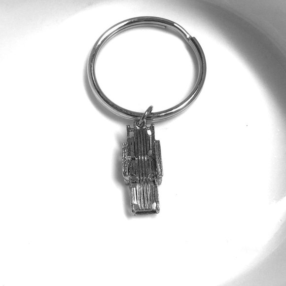Miniature Beach Vacation Pool Chair Tourist Resort charm gift key ring Keychain - Picture 2 of 2